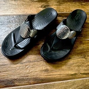 Women’s Crocs Black Hammered Circle Thong Wedge